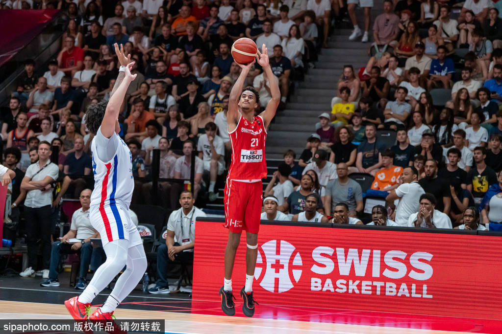 关于今夜夏洛特黄蜂调整名单以备CBA季后赛转会期广厦男篮战术微调，多特蒙德回应争议备战意甲看傻球迷的信息