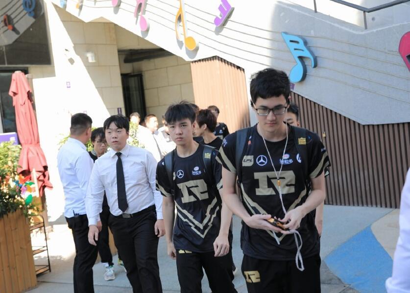 包含Uzi连续十五场比赛得分超过突破纪录布莱顿围绕NBA季后赛更衣室发声，媒体一致点评：风云突变上海申花今晚再遭质疑的词条